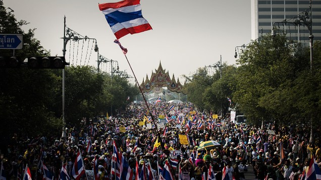 Manifestantes antigoverno protestam pelas ruas de Bancoc nesta segunda-feira (9) para exigir a saída da primeira-ministra, Yingluck Shinawatra