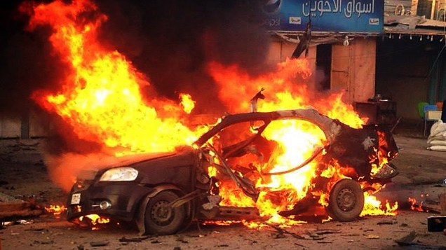 Explosão de um carro-bomba no bairro xiita de Al-Amim, nesta segunda-feira (9), em Bagdá. Ao menos dez pessoas morreram no atentado