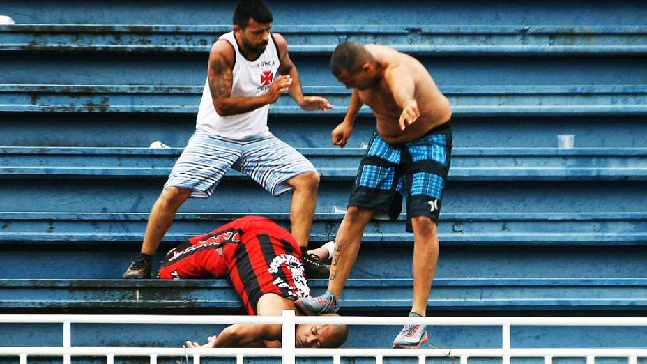 Briga de torcedores durante partida entre Atletico PR x Vasco, válida pela última rodada do Campeonato Brasileiro, realizada no Arena Joinville