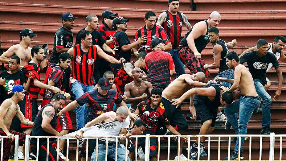 Briga de torcedores durante partida entre Atletico PR x Vasco, válida pela última rodada do Campeonato Brasileiro, realizada no Arena Joinville