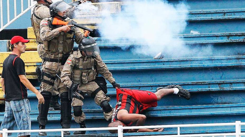 Briga de torcedores durante partida entre Atletico PR x Vasco, válida pela última rodada do Campeonato Brasileiro, realizada no Arena Joinville