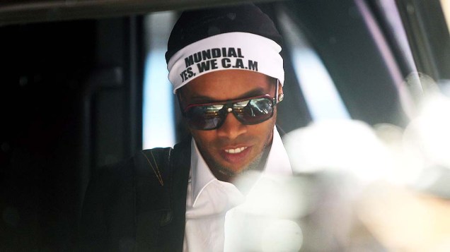 O jogador Ronaldinho Gaúcho do Atlético MG durante o embarque da equipe no Aeroporto Internacional Tancredo Neves em Confins, MG, na manhã desta segunda-feira (9)