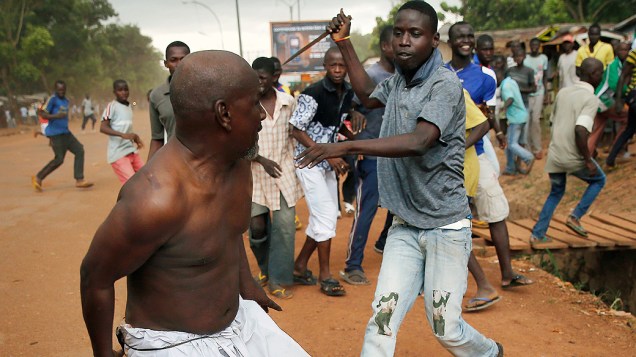 Cristão persegue um suposto oficial à paisana da milícia muçulmana Seleka com uma faca perto do aeroporto em Bangui, capital da República Centro Africana
