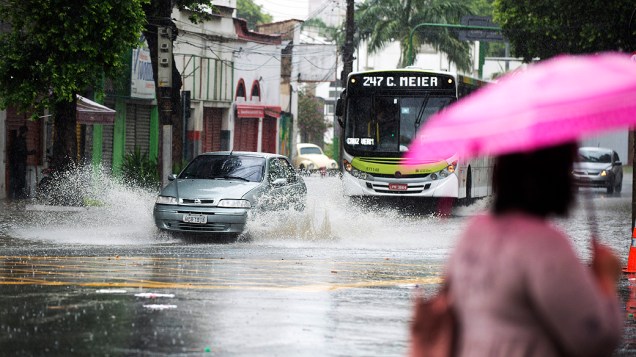 A chuva causa vários pontos de alagamento em Vila Isabel, próximo a UERJ, zona norte do Rio de Janeiro, nesta quarta-feira (11)