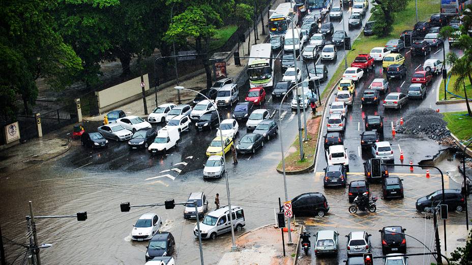 A chuva causa vários pontos de alagamento em Vila Isabel, próximo a UERJ, zona norte do Rio de Janeiro, nesta quarta-feira (11)