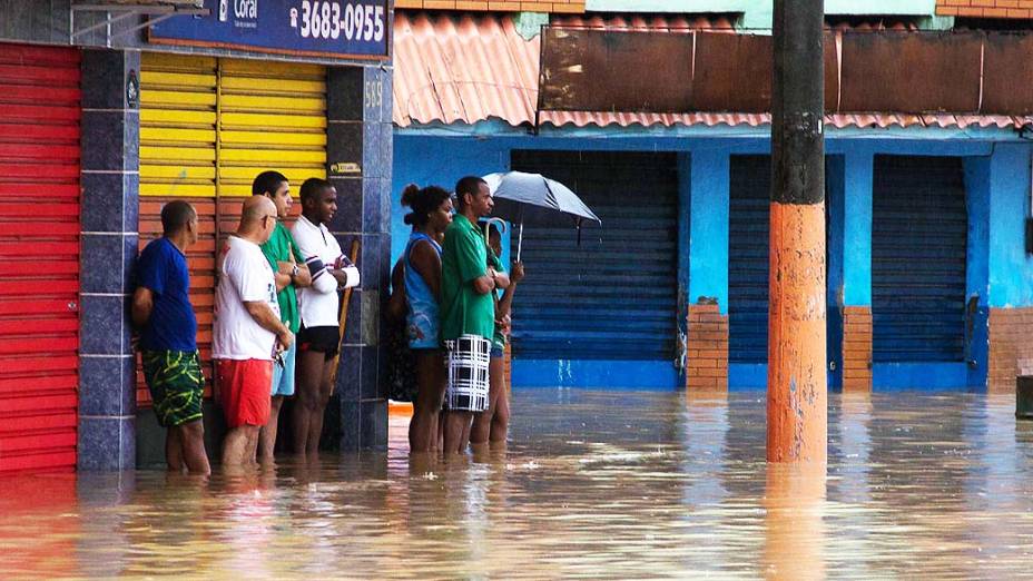 Chuva causa alagamento na manhã desta quarta-feira (11), no centro de Nova Iguaçu, RJ