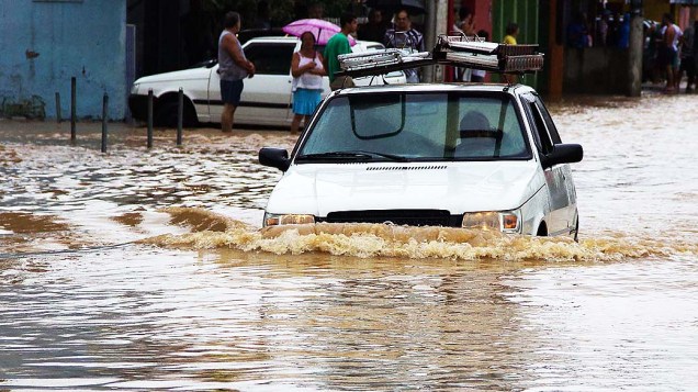 Chuva causa alagamento na manhã desta quarta-feira (11), no centro de Nova Iguaçu, RJ