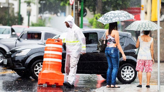 A chuva causa vários pontos de alagamento em Vila Isabel, próximo a UERJ, zona norte do Rio de Janeiro, nesta quarta-feira (11)