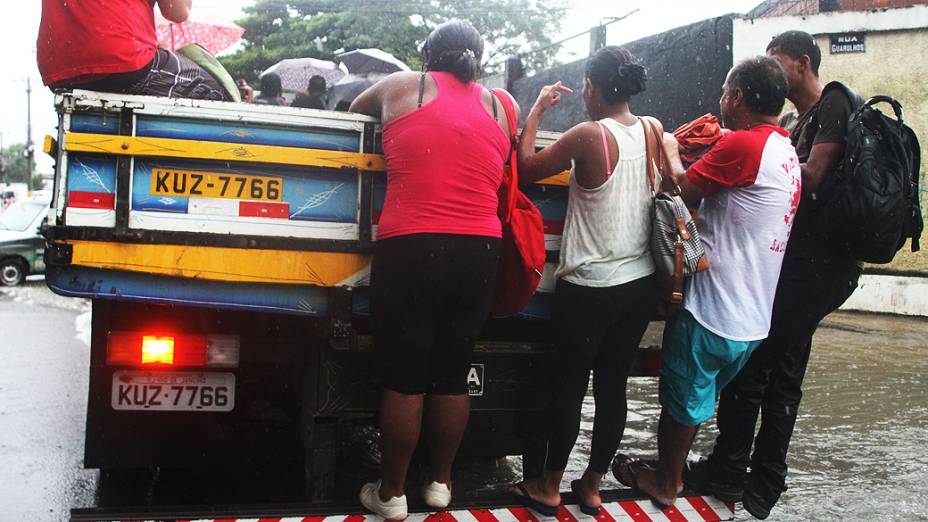 Chuva constante que atinge o Rio desde a madrugada desta quarta (11) alagou algumas ruas no bairro de Realengo (zona oeste) e complicou a vida dos moradores na região<br>