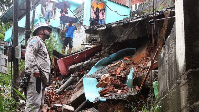 Rescaldo na favela do Trem no bairro da Penha, na Zona Norte do Rio de Janeiro, RJ, na manhã desta quarta-feira (11), após desabamento durante a forte chuva, que provocou diversos pontos de alagamento no estado do Rio