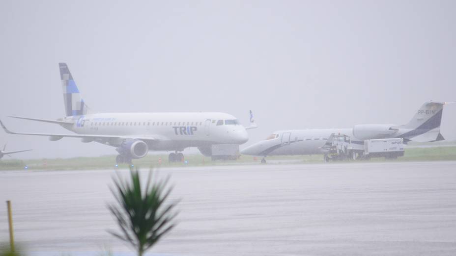 A chuva constante que atinge o Rio desde a madrugada desta quarta (11) fechou o Aeroporto Santos Dumont, no Centro, nesta manhã