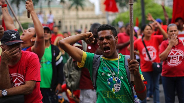Membros do Movimento dos Trabalhadores Sem Teto (MTST) durante um protesto para exigir moradias populares, no centro de São Paulo nesta quarta-feira (11)