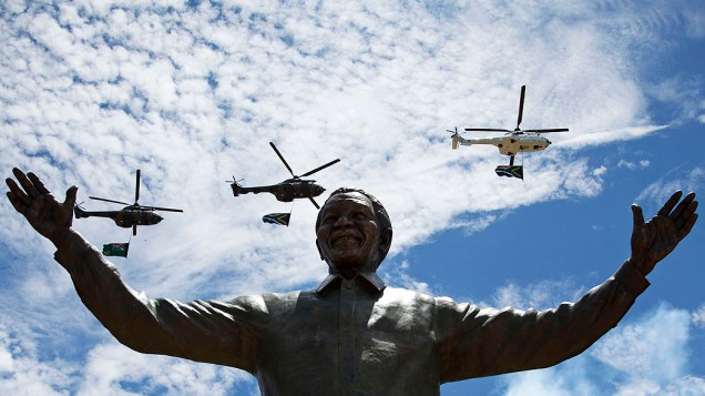 Uma estátua gigante de Nelson Mandela foi inaugurada na sede do governo sul-africano, em Pretória