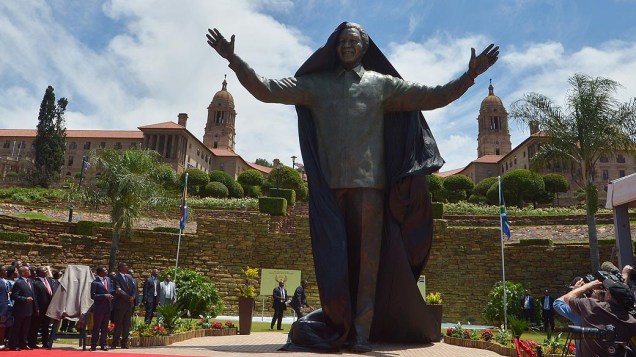 Uma estátua gigante de Nelson Mandela com os braços abertos em sinal de conciliação e um amplo sorriso foi inaugurada nesta segunda-feira (16) diante da sede do governo sul-africano em Pretória