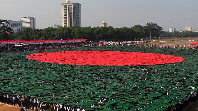 Voluntários formam a maior bandeira humana do mundo, em Bangladesh