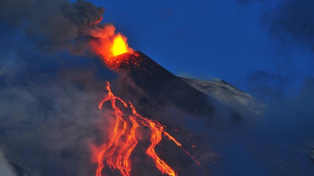 Monte Etna entra em erupção na região da Sicília, na Itália, nesta segunda-feira (16)