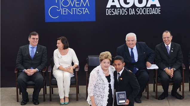 A presidenta Dilma Rousseff entrega o Prêmio Jovem Cientista para Edivan Nascimento Pereira, estudante do Pará que produz carvão ativado a partir do caroço do açaí para purificar a água