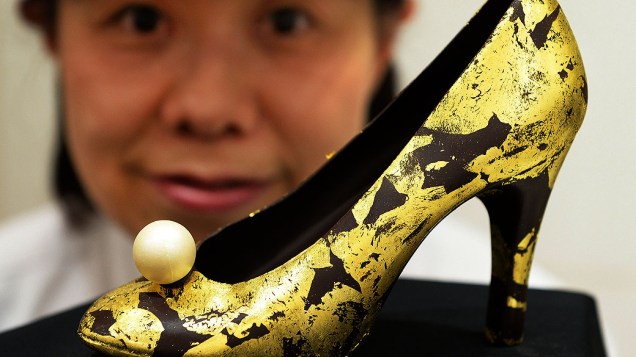 Sapato feito de chocolate e folhas de ouro é fotografado no Japão, nesta segunda-feira (16)