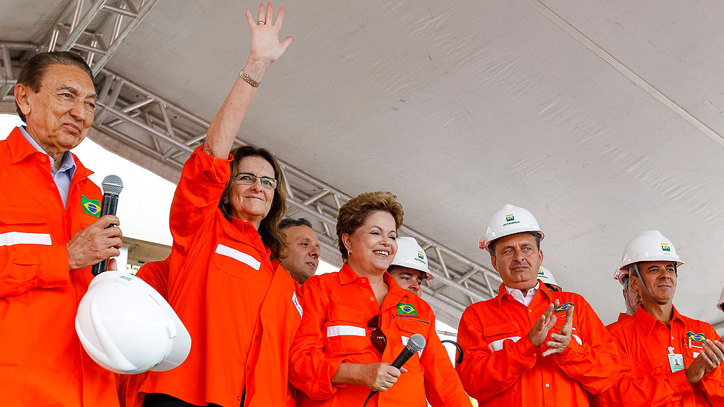 A Presidente Dilma Rousseff durante visita às obras da Refinaria Abreu e Lima, em Ipojuca ( PE)