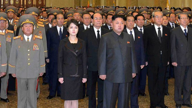 O ditador norte-coreano Kim Jon-un, ao lado da mulher, assiste à cerimônia em homenagem ao segundo aniversário de morte do pai, Kim Jong-il, no palácio do Sol Kumsusan, em Pyongyang