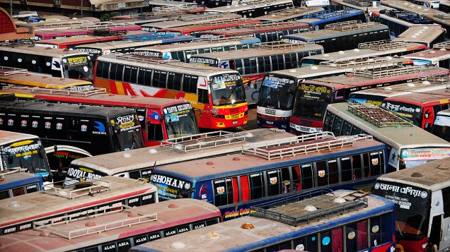Ônibus são fotografados estacionados em um terminaldurante uma greve nacional em Daca, Bangladesh
