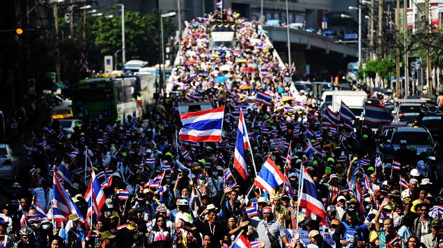 Manifestantes antigoverno marcham pelas ruas de Bancoc (Tailândia) nesta quinta-feira (19) durante comício