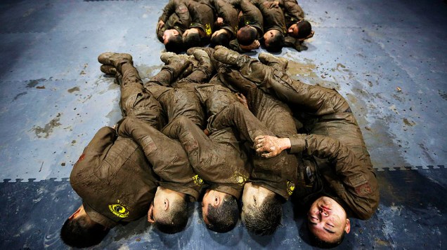 Estudantes chineses dormem durante treinamento de alta intensidade no acampamento Tianjiao de Guarda Especial e Consultoria de Segurança, perto de Pequim. O curso prepara guarda-costas profissionais