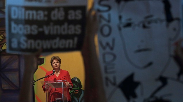Manifestantes pedem asilo a Snowden em ato com presença da presidente Dilma Roussef, nesta quinta-feira (19)