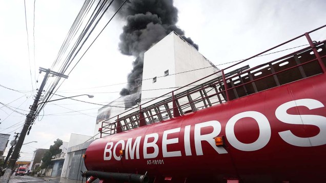 Incêndio atinge uma fábrica na Avenida dos Autonomistas, no centro de Osasco, na Grande São Paulo. Não há informações sobre possíveis vítimas e as causas do fogo