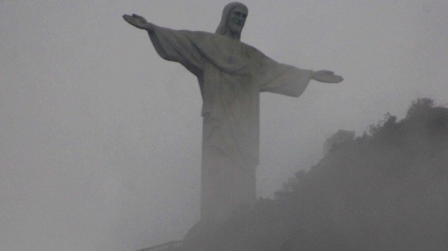 Cristo Redentor visto sob a neblina do amanhecer do bairro de Botafogo na segunda-feira (23)