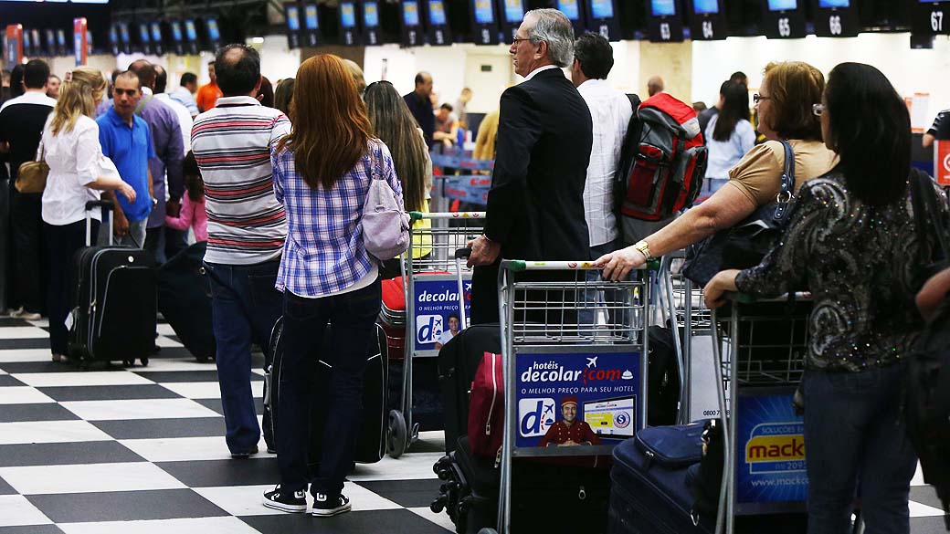 Movimentação no Aeroporto de Congonhas, na zona sul de São Paulo, SP, nesta segunda-feira (23), na saída para as festas de Natal