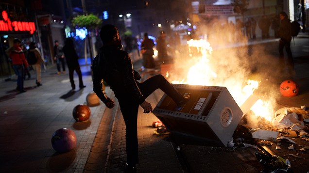 Homem monta barricada durante protesto contra corrupção em Istambul