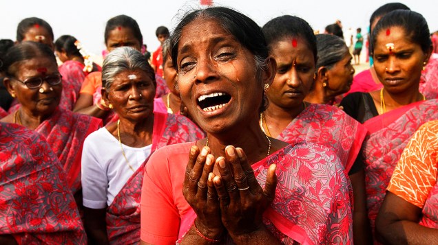 Mulheres participaram de uma cerimônia de oração para as vítimas do tsunami de 2004, no nono aniversário do desastre, na praia de Marina, na Índia