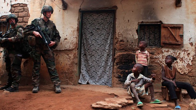 Soldados franceses durante patrulha diurna em um bairro de Bangui, capital da República Centro Africana