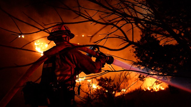 Bombeiro trabalha para combater um incêndio em Simi Valley, na Califórnia