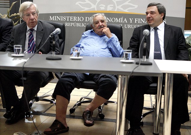 O presidente uruguaio José Mujica compareceu à posse do novo ministro da Economia, Mario Bergara, calçando uma sandália de couro. Mujica ficou conhecido por ser "o presidente mais pobre do mundo", pois apesar do cargo continua vivendo em uma chácara simples com a mulher e doa a maior parte de seu salário para instituições de caridade