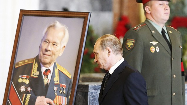 O presidente russo, Vladimir Putin, compareceu ao funeral do inventor do fuzil Ak-47, Mikhail Kalashnikov, em Moscou