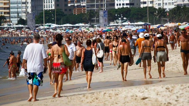Imagem mostra grande movimentação de banhistas na praia de Copacabana, nesta segunda-feira (30), Rio de Janeiro