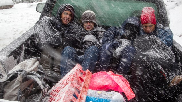 Pessoas evacuam o Parque Nacional Nevado de Colima no estado de Jalisco, México, após três dias de queda de neve
