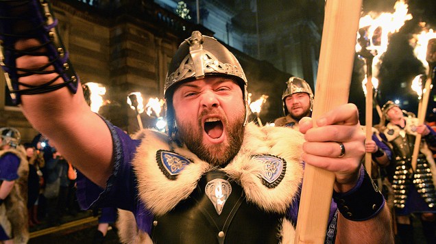 Homens vestidos de Viking participam de uma procissão com velas e tochas, em Edimburgo no início das celebrações tradicionais de Ano Novo na Escócia