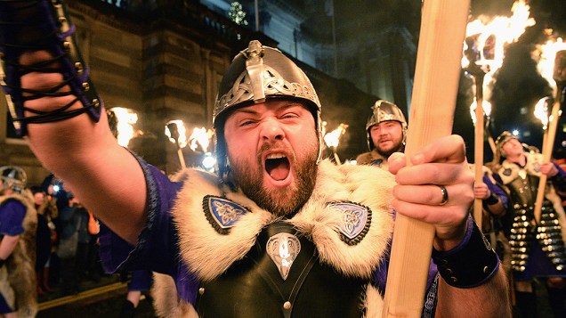 Homens vestidos de Viking participam de uma procissão com velas e tochas, em Edimburgo no início das celebrações tradicionais de Ano Novo na Escócia Homens vestidos de Viking participam de uma procissão com velas e tochas, em Edimburgo no início das celebrações tradicionais de Ano Novo na Escócia