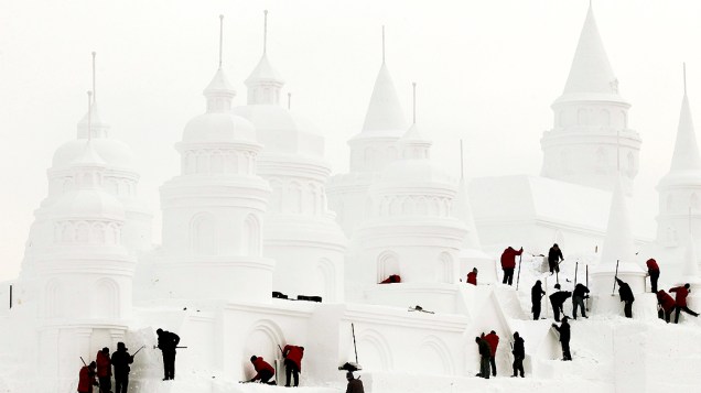 Artesãos fazem um castelo de neve em um parque de Changchun, na província de Jilin, China
