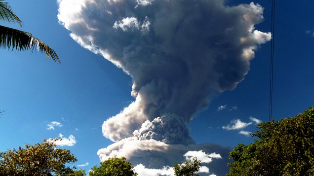 Imagem mostra vulcão Chaparrastique expelindo cinzas e fumaça em San Miguel. O Sistema de Defesa Civil Nacional declarou alerta amarelo ao redor do vulcão, em El Salvador