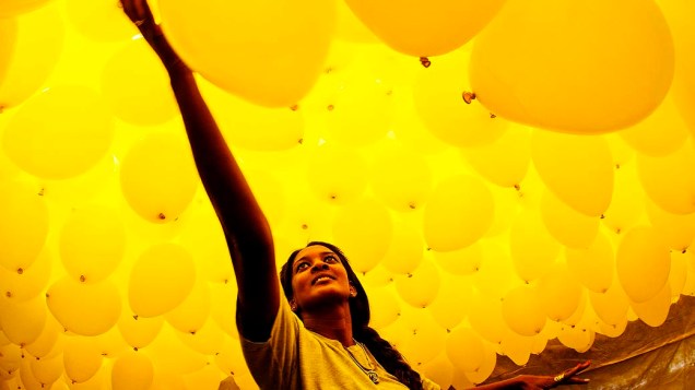 A Associação Comercial de São Paulo (ACSP) enfeitou o céu da cidade com 50 mil balões biodegradáveis na última segunda-feira do ano (30), para comemorar o réveillon 2014. Os balões foram soltos às 12h30, no Pátio do Colégio, no centro de São Paulo