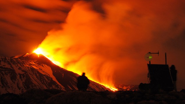O Monte Etna, o vulcão mais ativo da Europa, entrou em erupção nesta segunda-feira (30). Imagem obtida da estação de monitoramento do Instituto Nacional Italiano de Geofísica e Vulcanologia em Schiena dellAsino, perto de Catania, na Sicília, sul da Itália