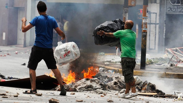 Homens ateiam fogo em sacos de lixo durante protesto contra a falta de energia que tem afetado a cidade de Buenos Aires há duas semanas