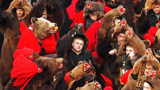 Cristãos fazem a dança do "urso", um ritual tradicional para desejar boa sorte no Ano Novo em Comanesti, na Romênia