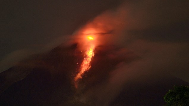 Lava escorre do monte Sinabung na Indonésia. Milhares de habitantes tiveram de fugir de suas casas 