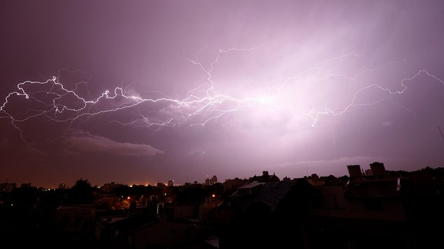 Raio atinge a cidade de Buenos Aires durante uma tempestade, nesta terça-feira (31)