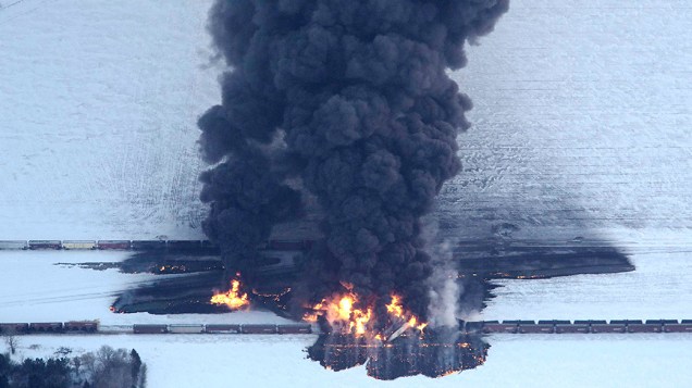 Nuvem de fumaça se formou sobre o local onde um trem sofreu descarrilamento perto Casselton, Dakota do Norte, Estados Unidos Nuvem de fumaça se formou sobre o local onde um trem sofreu descarrilamento perto Casselton, Dakota do Norte, Estados Unidos